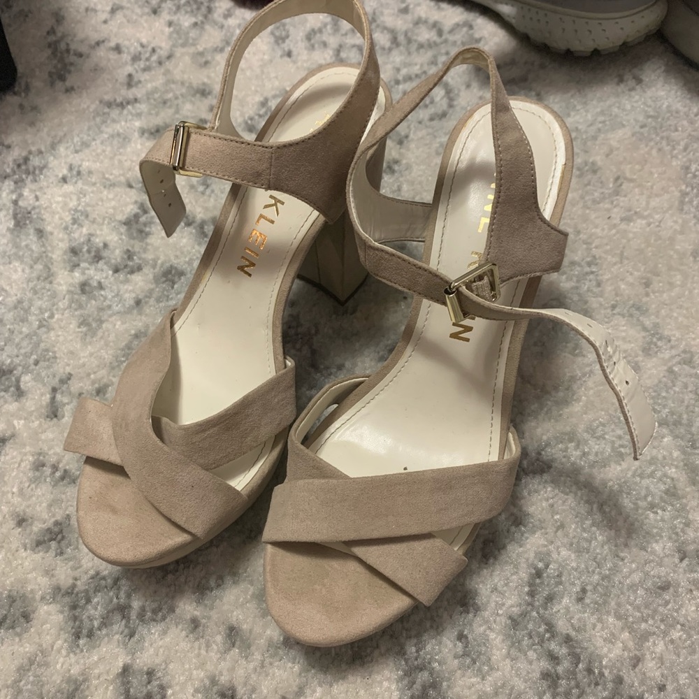 Anne Klein platform tan heels - Picture 2 of 3